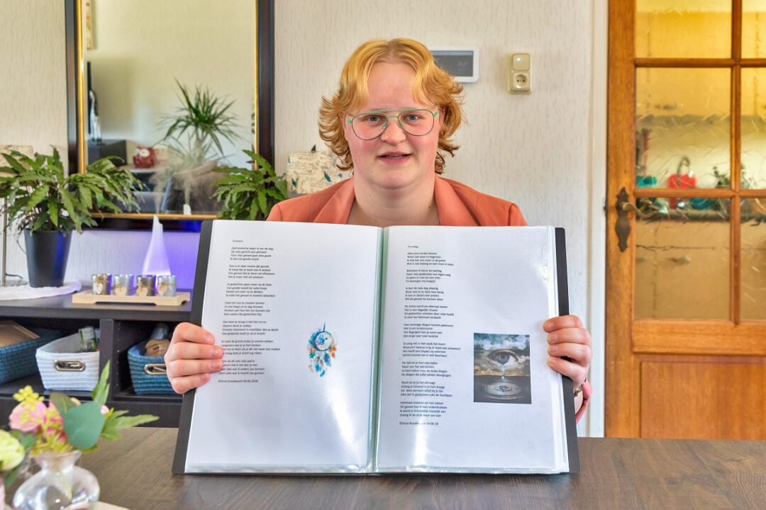 Dichteres toont zelfgeschreven gedichten