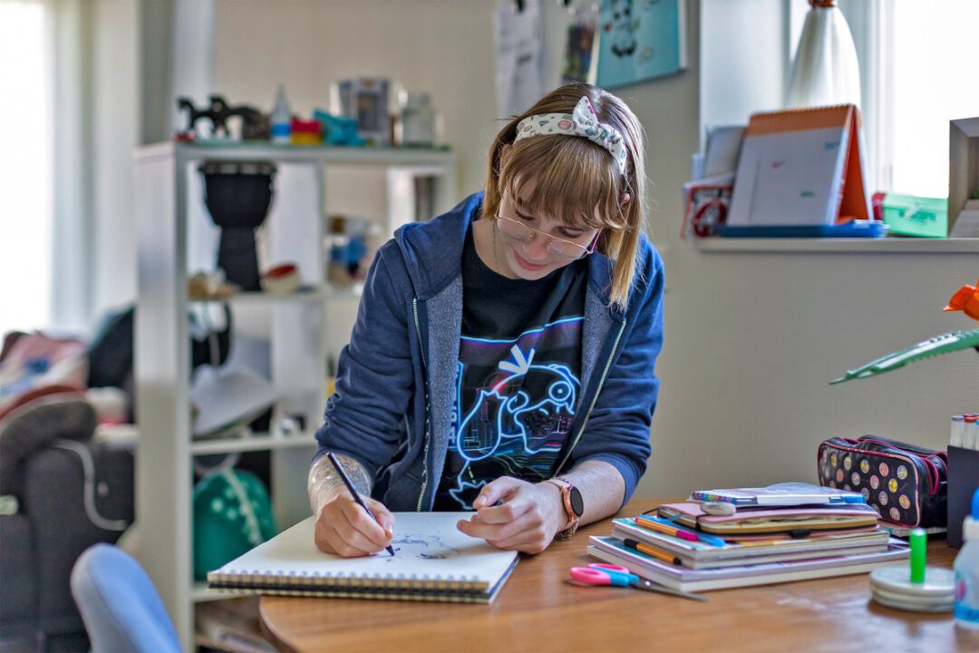 Jongedame werkt aan tekening