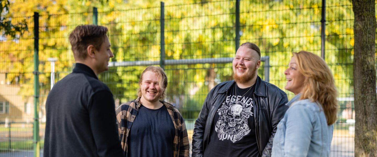 groepje van vier mensen bij een trapveldje