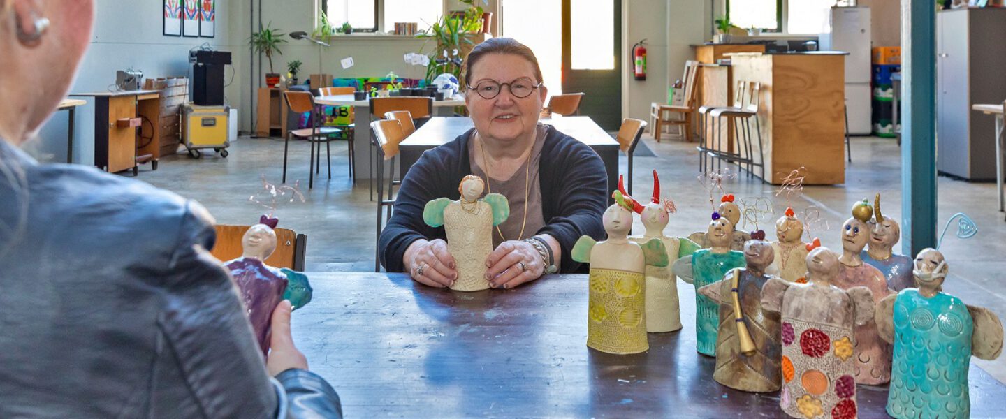 Twee dames aan de slag met keramieken beeldjes