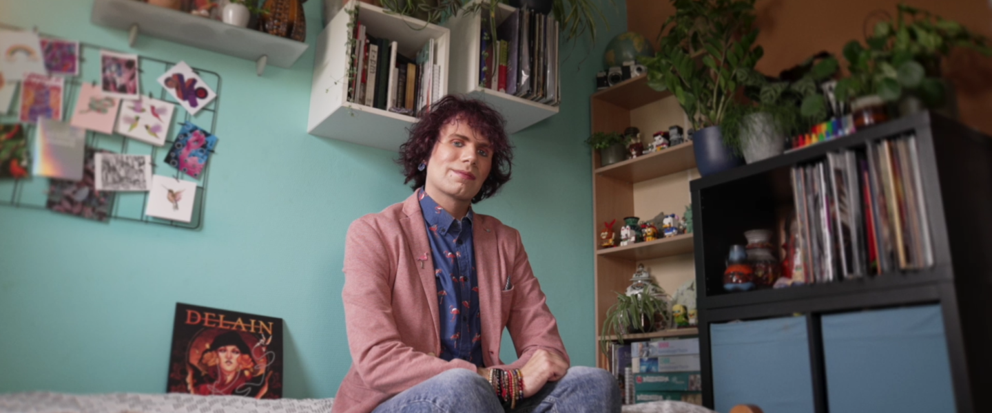Jongeman in eigen kamer