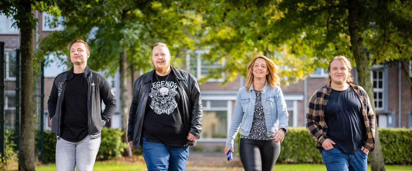 Vier mensen wandelen naast elkaar in de wijk