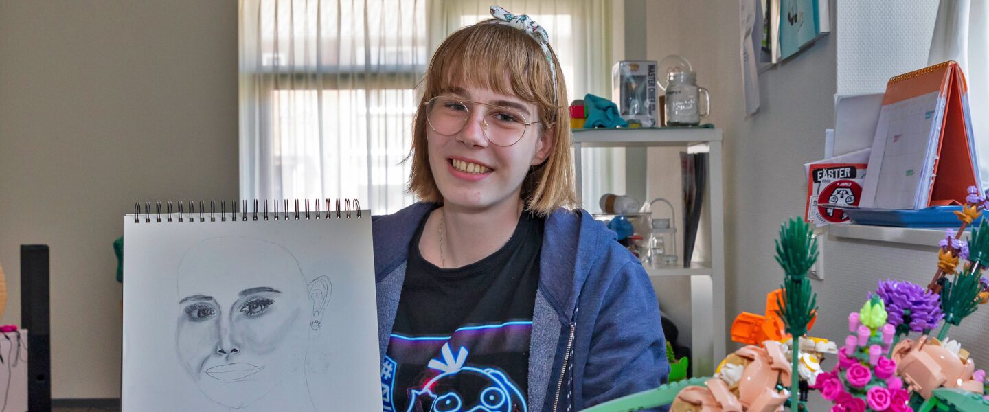 Afbeelding jongedame met zelfgemaakte tekening