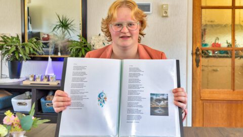 Dichteres toont zelfgeschreven gedichten