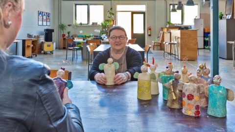 Twee dames aan de slag met keramieken beeldjes