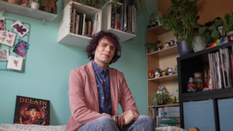 Jongeman in eigen kamer