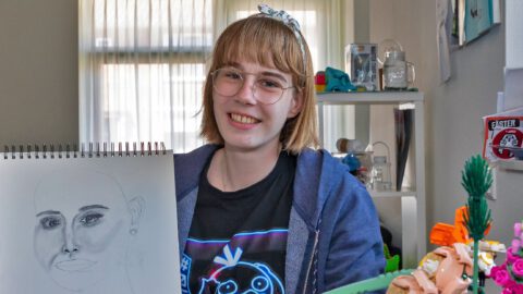 Afbeelding jongedame met zelfgemaakte tekening