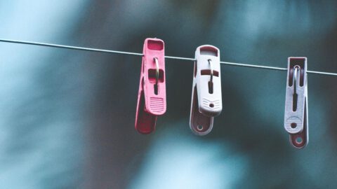 Drie wasknijpers aan een waslijn