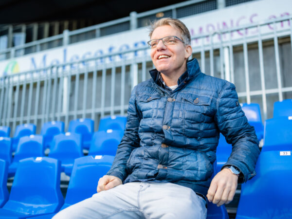 Man zit in voetbalstadion