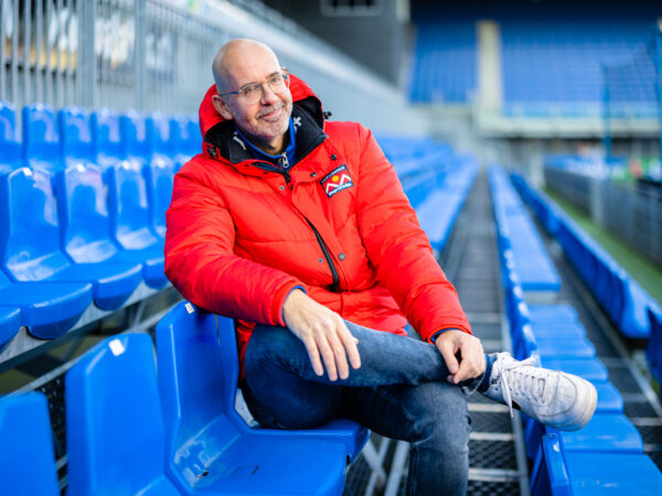 Medewerker RIBW Overijssel in voetbalstadion