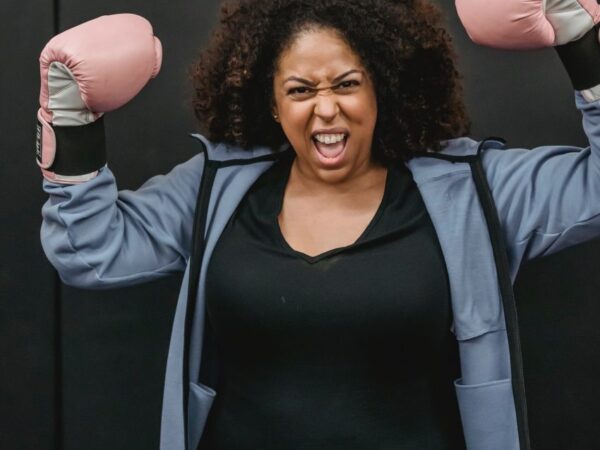 Vrouw met bokshandschoenen aan